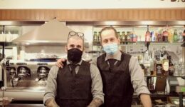 cafeteria oferece emprego a homem que furtou bolo devido a fome