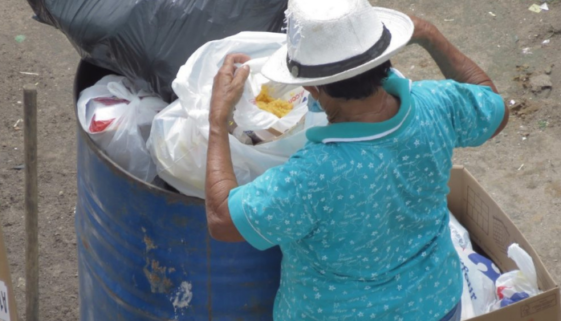 famílias procuram comida no lixo