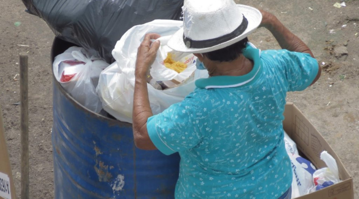 famílias procuram comida no lixo