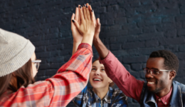 prêmio para jovens voluntários