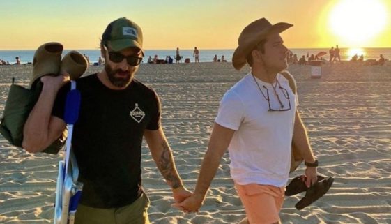 Ator brasileiro sofre ataques homofóbicos depois de foto com o namorado