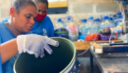 cooperativa de artesanato já retirou 1 tonelada de plástico do meio ambiente