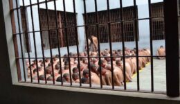 Presos são castigados e mantidos nus, por reivindicarem água e comida