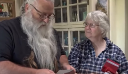 Papai Noel secreto doa dinheiro para pessoas em vulnerabilidade nos EUA