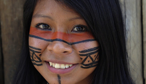 Indígenas criam livro didático em tupi-guarani para alfabetizar crianças