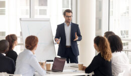 Escola de Negócios oferece curso gratuito sobre liderança