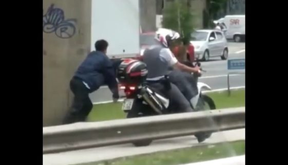 Vídeo mostra PM arrastando homem negro algemado na moto em SP