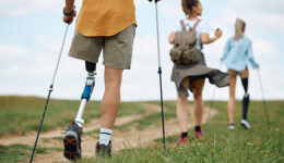 Golfista cria iniciativa para oferecer próteses a crianças carentes