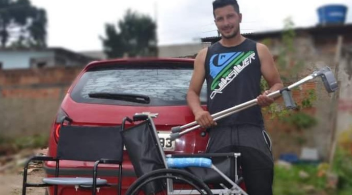 Homem reforma muletas e cadeiras de rodas e doa a quem precisa no PR
