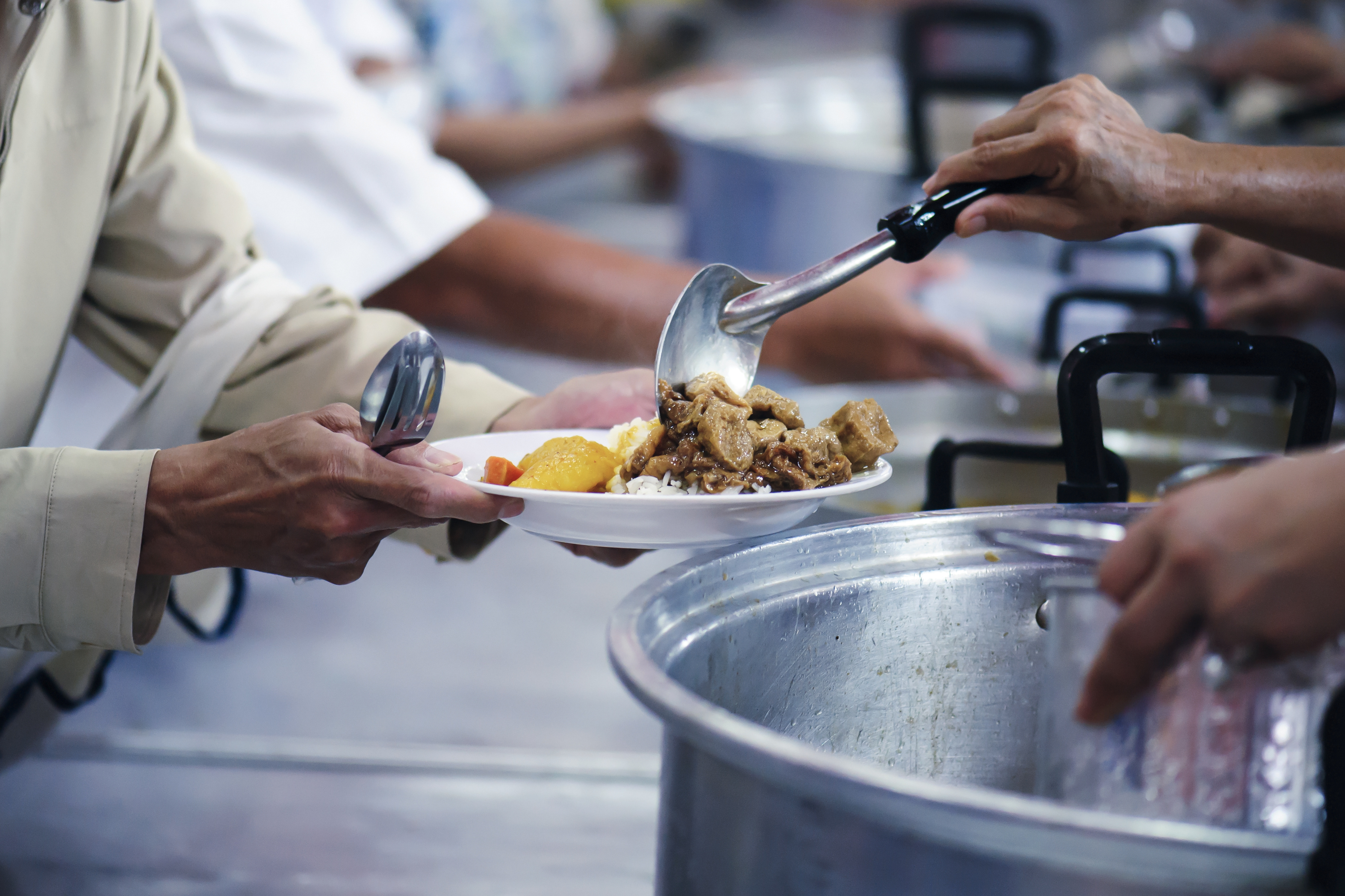 Rede atacadista e clientes doam 3,4 milhões de pratos de comida