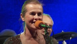 Morre cantora que contraiu covid-19 propositalmente