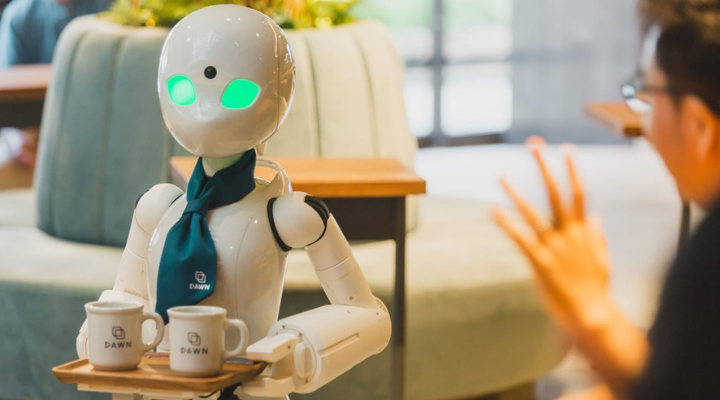 Em um café de Tóquio, os garçons são robôs controlados remotamente por pessoas como limitações físicas