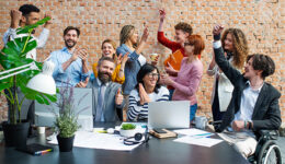 Grupo diverso em um ambiente empresarial