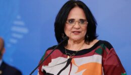 Damares reclama da cobrança para falar sobre violações de direitos humanos