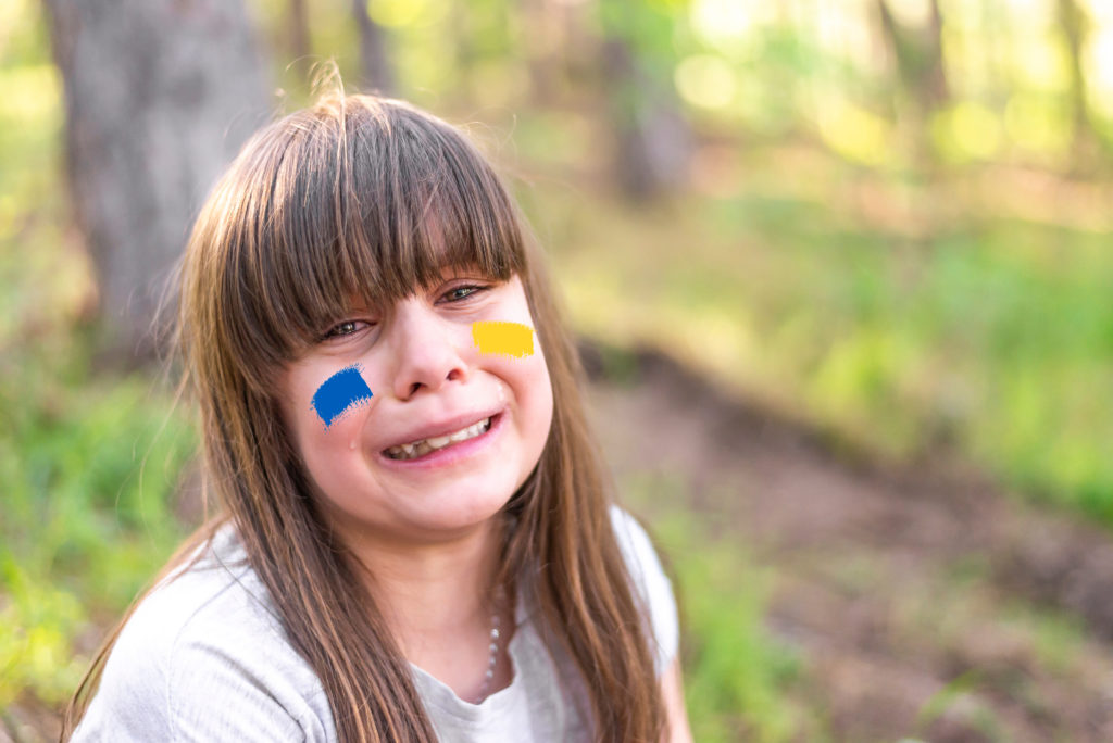 Traços de crianças indefesas de crianças ucranianas em meio a