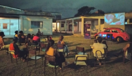 Fusquinha com telão leva cinedebate para comunidades do Rio de Janeiro