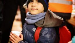 Menino ucraniano de 11 anos comove o mundo fugindo da guerra sozinho