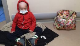 Menino ucraniano de 4 anos com síndrome de Down e câncer tenta fugir da guerra