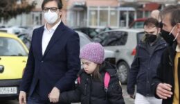 Após sofrer bullying, menina com Down chega à escola com o presidente do país