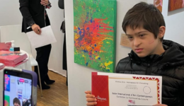 Com síndrome de Down, brasileiro de 11 anos expõe no Museu do Louvre 