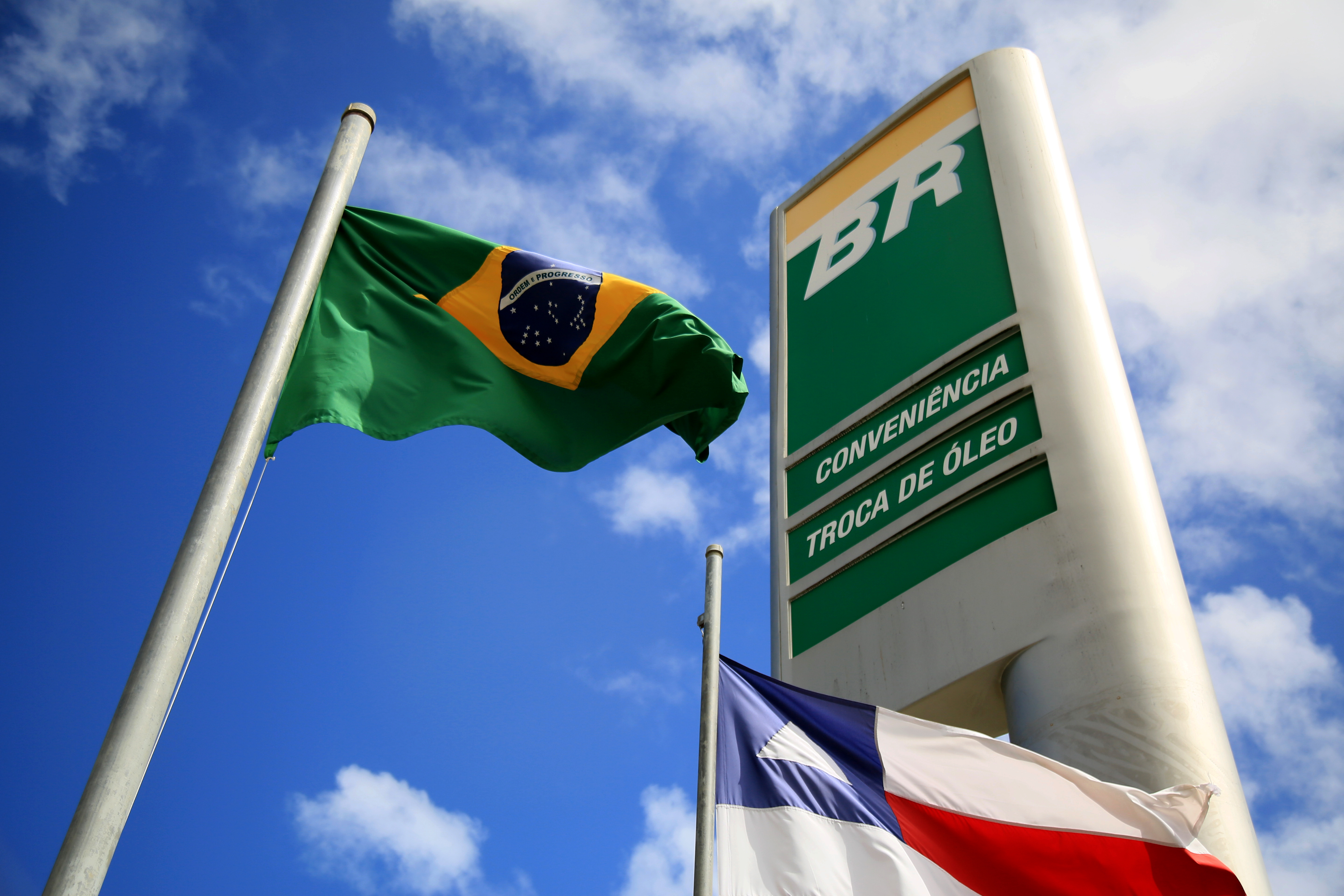 Petrobras lucra R$ 44 bilhões e brasileiro paga 3ª gasolina mais cara do mundo