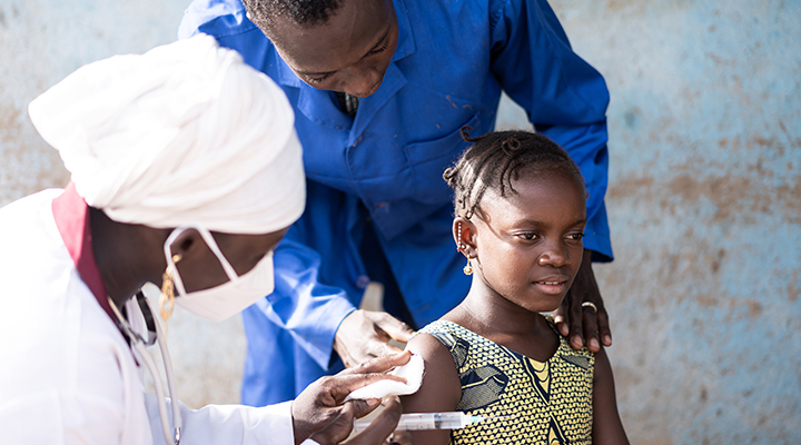 Nesta imagem, uma garotinha africana aliviada é cuidada pela equipe de vacinação depois de receber sua primeira vacina contra o Covid