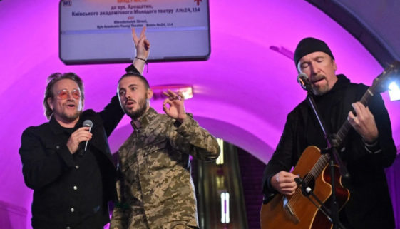 Banda U2 faz show surpresa no metrô de Kiev em solidariedade à Ucrânia