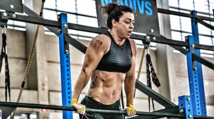 Imagem de Raquel Trevisi se exercitando em uma barra, dentro de uma academia. | Sobrevivente da Covid cria projeto para ajudar pessoas desassistidas