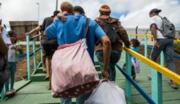 famílias com crianças refugiadas