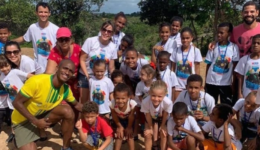 Ele usou seu talento e fama do futebol para ajudar crianças carentes na Bahia