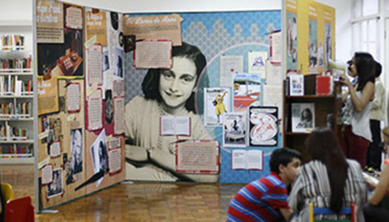 Foto tirada de exposição sobre Anne Frank no Instituto Plataforma Brasil.