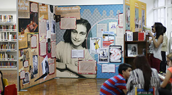 Foto tirada de exposição sobre Anne Frank no Instituto Plataforma Brasil.