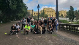 Foto em grupo de participantes e criadoras do projeto no Parque da Independência.