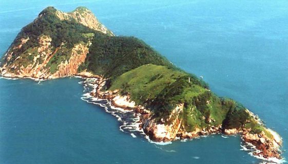 A ilha brasileira cercada por lendas e considerada o lugar mais perigoso do mundo