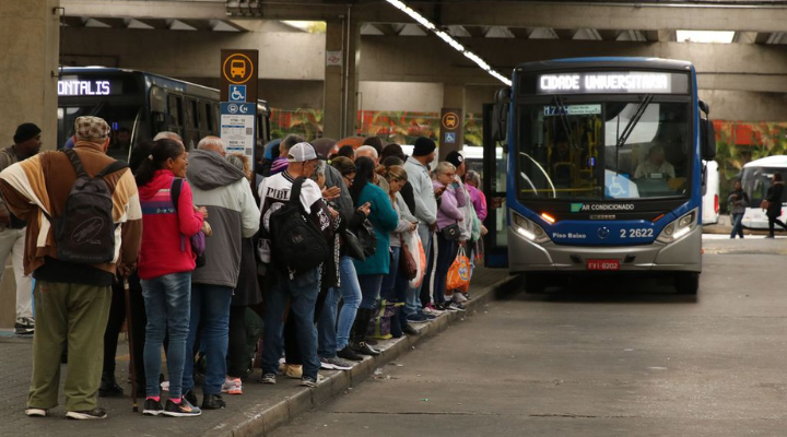 4 em cada 10 pessoas não conseguem trabalho devido à distância