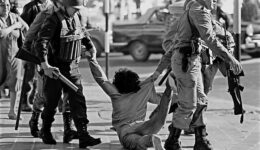 Segundo o relatório "Brasil: Nunca Mais", pelo menos 1 918 prisioneiros políticos atestaram ter sido torturados entre 1964 e 1979.