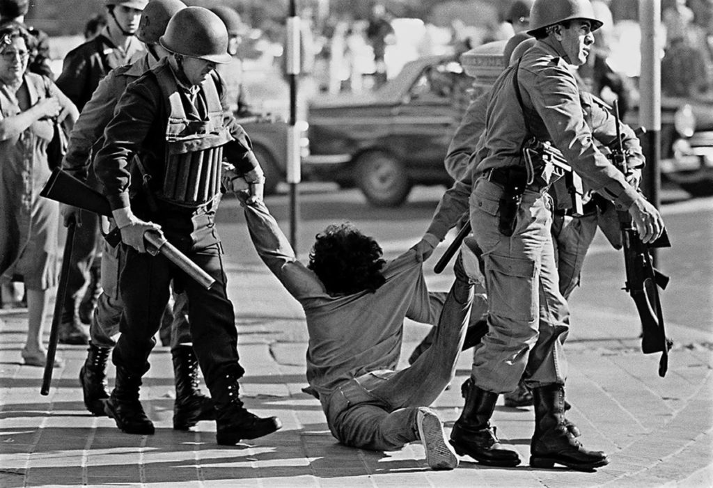 Segundo o relatório "Brasil: Nunca Mais", pelo menos 1 918 prisioneiros políticos atestaram ter sido torturados entre 1964 e 1979.