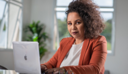 Ao ajudar amigas, ela criou o primeiro fundo para mulheres negras do país