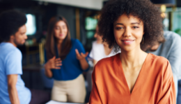 Curso "Liderança para o Impacto" tem bolsa de estudo disponível