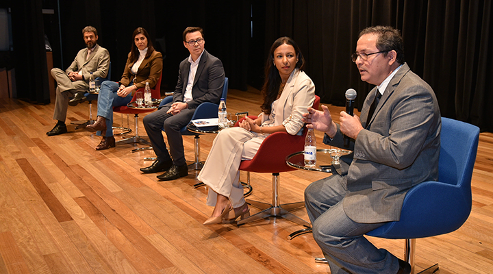 Foto tirada de palestrantes do evento que divulgou a atuação das entidades filantrópicas no Brasil.