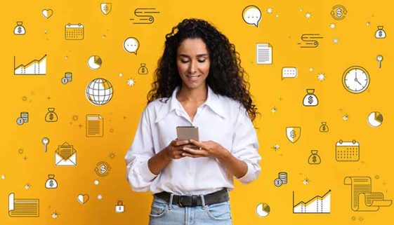 Feliz jovem hispânica verificando smartphone; Fundo amarelo com colagens de ícones relacionados a negócios e dinheiro