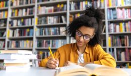Instituto amplia programa gratuito de alfabetização para jovens e adultos