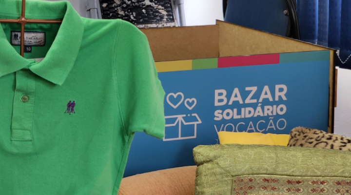 Caixa de doações ao lado de camisa que faz parte de bazar