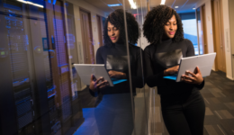Mulher negra com computador