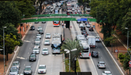 Carros transitam em avenida movimentada