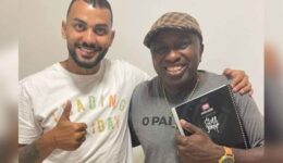 Jogador de futebol de clube goiano ensina massagista a ler e escrever