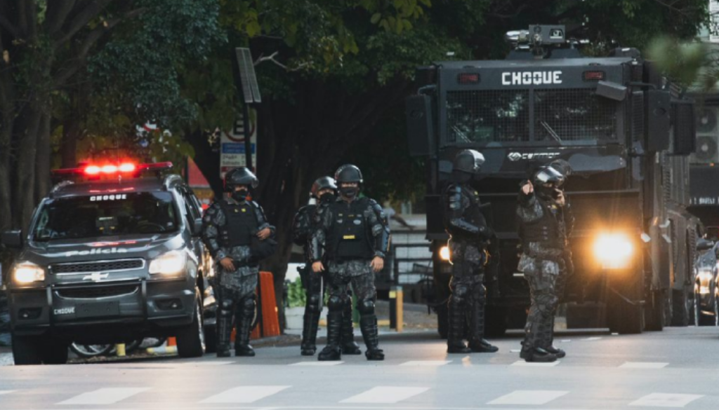 Tropa de choque equipada no meio da rua