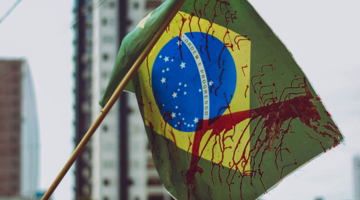 Bandeira do Brasil manchada de sangue