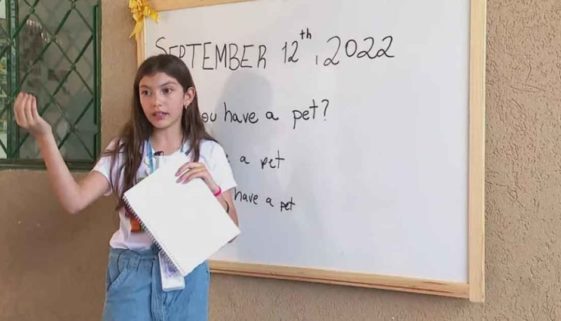 No interior de SP, menina de 11 anos dá aula de inglês a crianças carentes