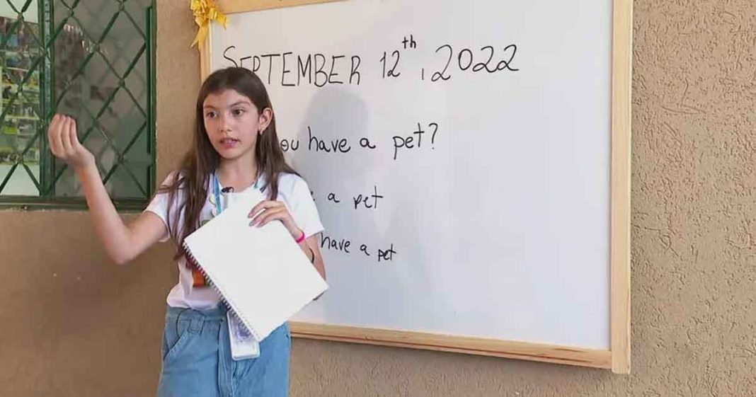 No interior de SP, menina de 11 anos da aula de inglês a crianças carentes